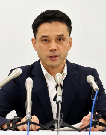　記者会見する前人事部長の久保田淳氏＝３日午後、横浜市役所