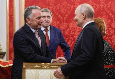 　握手するロシアのプーチン大統領（手前右）と米国のウィットコフ和平交渉担当特使（左）＝５日、モスクワ（ロシア大統領府提供・タス＝共同）