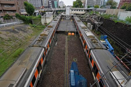 　大雨の影響で列車が止まったままのＪＲ千種駅＝９日午前８時５分、名古屋市千種区