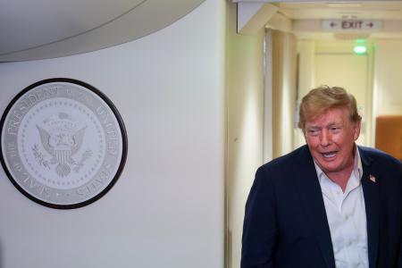 　大統領専用機内で報道陣に話すトランプ米大統領＝１３日（ゲッティ＝共同）
