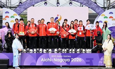 　アジア大会の歓迎式典に参加した井上康生団長（前列左から４人目）ら日本選手団＝１６日午前、名古屋市