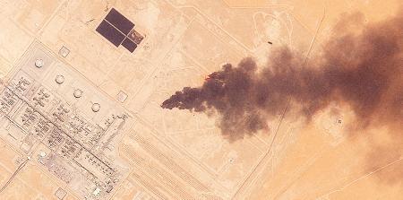 　サウジアラビア西部にある石油施設から立ち上る煙を写した衛星画像＝１６日（２０２６　Ｐｌａｎｅｔ　Ｌａｂｓ　ＰＢＣ提供・ロイター＝共同）