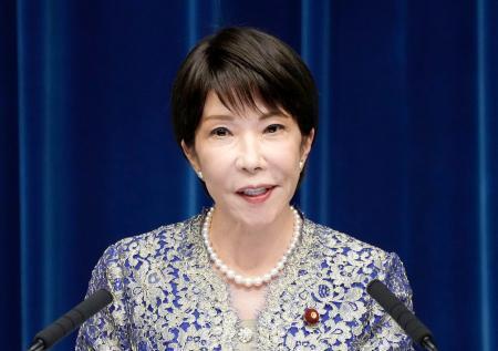 　第２次改造内閣が発足し、記者会見する高市早苗首相＝１７日午後６時３２分、首相官邸