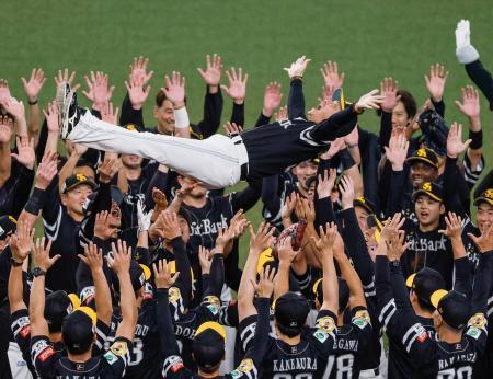 　プロ野球パ・リーグで３連覇を果たし、胴上げされるソフトバンクの小久保裕紀監督＝１７日、京セラドーム大阪