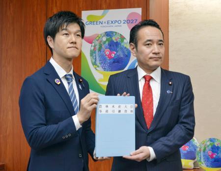 　鈴木前農相（左）から引き継ぎを受ける簗農相＝１８日午前、農水省