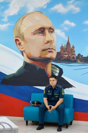 　ロシアが一方的に併合したウクライナ東部の投票所に掲げられたプーチン大統領の肖像画＝２０日（ロイター＝共同）