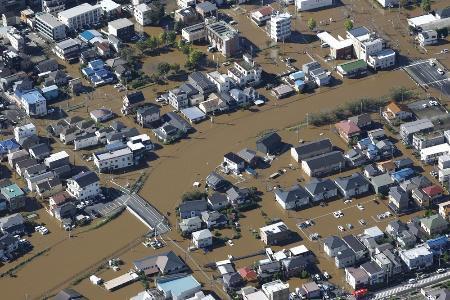 　台風２５号の影響による大雨で冠水した千葉県佐倉市内＝２２日午前（共同通信社ヘリから）