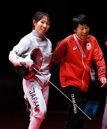 　女子フルーレ個人で優勝し、笑顔を見せる上野優佳（左）＝愛知県国際展示場