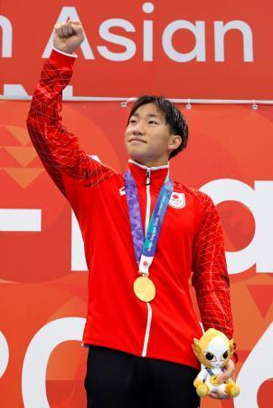 　愛知・名古屋アジア大会の競泳男子２００メートル平泳ぎを世界新で制し、金メダルを獲得した大橋信＝２４日、東京アクアティクスセンター