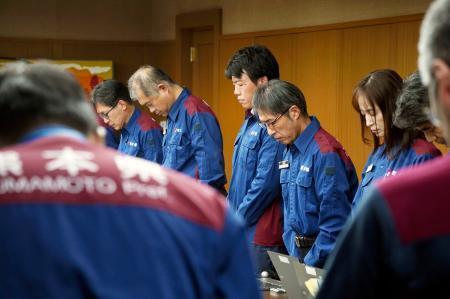 　最大震度７を観測した地震から２カ月となり、復旧・復興本部会議で犠牲者を悼み黙とうする熊本県職員ら＝２８日午前、熊本県庁