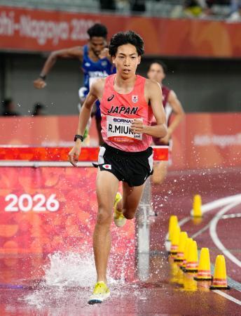 　愛知・名古屋アジア大会の陸上男子３０００メートル障害で優勝した三浦龍司＝２８日、パロマ瑞穂スタジアム