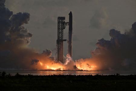 　米南部テキサス州の拠点施設からブースターで打ち上げられる、大型宇宙船「スターシップ」＝２８、スターベース（ロイター＝共同）