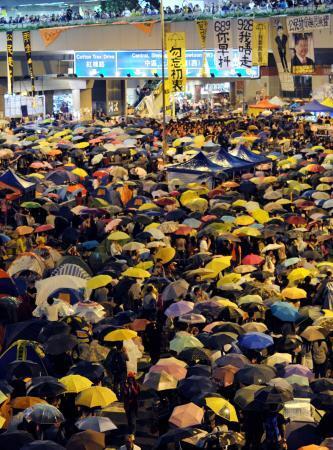 　香港・アドミラリティで開かれた「雨傘運動」の参加者＝２０１４年１０月（共同）