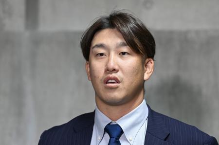 　戦力外通告を受け、取材に応じる広島の小園海斗内野手＝１日、マツダスタジアム