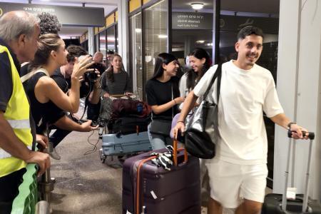 　イスラエル中部テルアビブの空港に到着したフライドバイ機の乗客ら＝１日（タス＝共同）