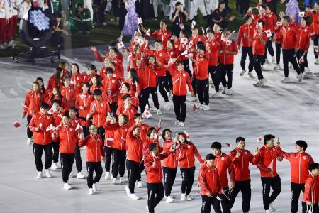 　閉会式で入場する日本選手団＝４日、パロマ瑞穂スタジアム