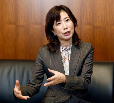 　インタビューに応じる日銀の佐藤綾野審議委員