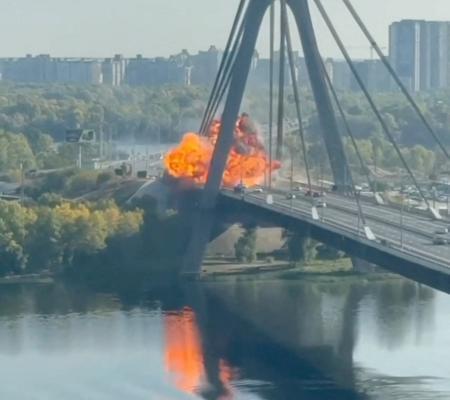 　ロシアによるドローン攻撃で爆発し、炎を上げるウクライナ首都キーウの橋＝４日（ＳＮＳから、ロイター＝共同）