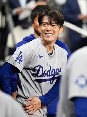 　ブレーブス戦で７回を投げ終え笑顔を見せるドジャース・山本＝アトランタ（共同）