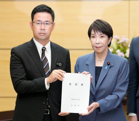 　在沖縄米兵の事件を受け、高市首相（右）に要請書を手渡す沖縄県の古謝玄太知事＝７日午後、首相官邸