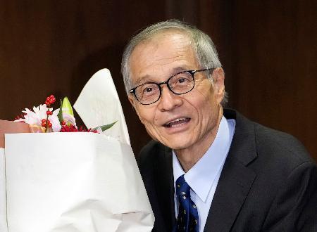 　ノーベル化学賞に決まり、記者会見で花束を受け取った☆（石ヘンに峡の旧字体のツクリ）合憲三・東京理科大名誉教授＝７日午後１０時、東京都新宿区