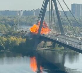 　ロシアによるドローン攻撃で爆発し、炎を上げるウクライナ首都キーウの橋＝４日（ＳＮＳから、ロイター＝共同）