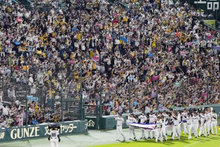 　優勝セレモニーで場内一周する阪神の選手らに声援を送るファン＝６日、甲子園球場