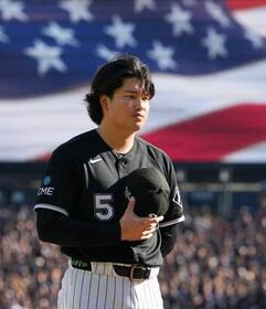 　試合前のセレモニーで、米国国歌を聞くホワイトソックス・村上＝シカゴ（共同）