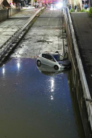 　冠水した千葉市中央区のアンダーパス。立ち往生した車が水に漬かっていた＝８月
