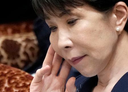 　衆院予算委で質問を聞く高市首相＝１３日午前