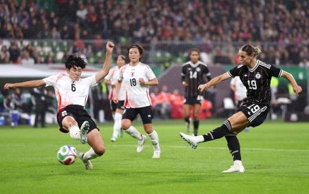 　日本-ドイツ　後半、ドイツに勝ち越しゴールを決められる日本。左は古賀＝ブレーメン（ゲッティ＝共同）