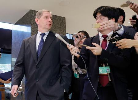 　外務省で記者に囲まれるノズドレフ駐日ロシア大使（左）＝１４日午後