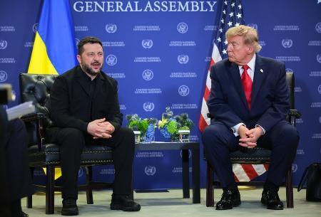 　米ニューヨークで会談するトランプ大統領（右）とウクライナのゼレンスキー大統領＝９月（ゲッティ＝共同）