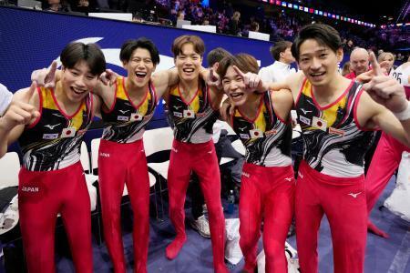 　体操世界選手権の男子団体総合で優勝し喜ぶ（左から）土井陵輔、橋本大輝、川上翔平、岡慎之助、前田楓丞。ロサンゼルス五輪の出場枠を獲得した＝２０日、オランダ・ロッテルダム（共同）