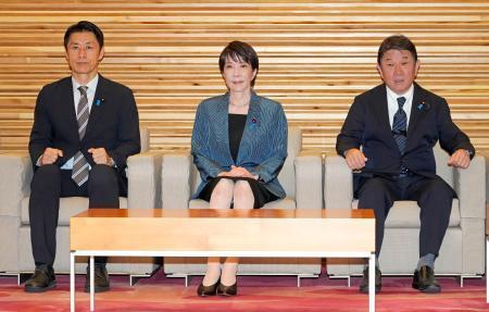 　閣議に臨む（左から）細野復興相、高市首相、茂木外相＝２７日午前、首相官邸