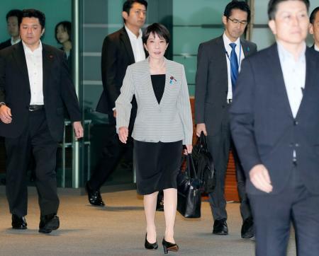 　首相官邸に入る高市首相＝３０日午前