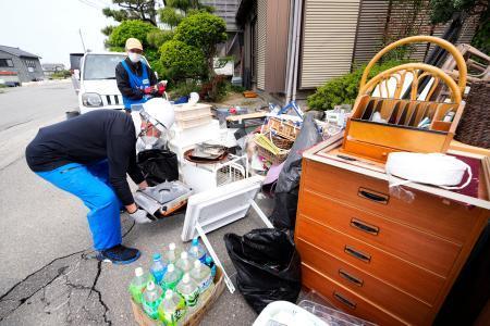 　石川県輪島市の被災した家屋から家財道具を運び出すボランティア＝２７日午前