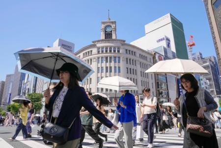 　東京・銀座で日傘を差して行き交う人たち＝４日午後
