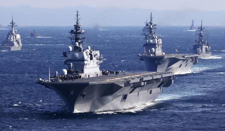 　海上自衛隊の護衛艦「いずも」（手前）＝２０２２年１１月、神奈川県沖の相模湾