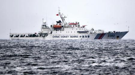 　沖縄県・尖閣諸島の魚釣島周辺を航行する中国海警局の船＝４月