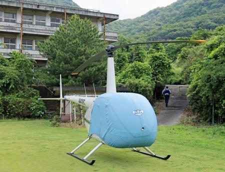 　１０日に相生学院高のグラウンドに緊急着陸したヘリコプター＝１１日午前、兵庫県相生市