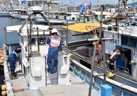 　石川県輪島市の輪島港で行われた漁船の緊急点検＝１１日午後