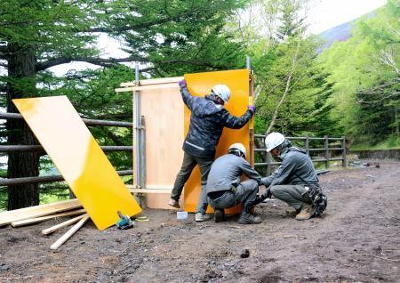 　富士山の山梨側登山道「吉田ルート」の５合目で始まった入山規制ゲートの設置工事＝１３日午前
