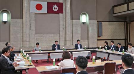 　カスタマーハラスメント防止に向けた協議会で議論する参加者ら＝１３日午前、愛知県庁