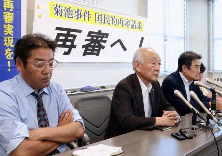 　３者協議後、記者会見する徳田靖之弁護士（左から２人目）ら＝１４日午後、熊本市