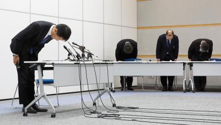 　東海道線で相次いだトラブルについて、記者会見で謝罪するＪＲ西日本の幹部ら＝１４日午後、大阪市