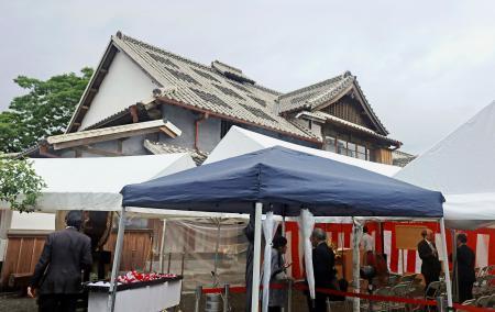 　熊本地震の被害から復旧し、式典が開かれた「江藤家住宅」＝２２日午前、熊本県大津町