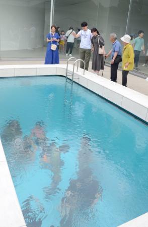 　全面再開した金沢２１世紀美術館の作品「スイミング・プール」＝２２日午前、金沢市