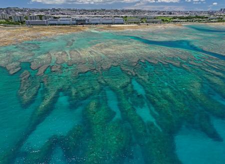 　米軍那覇港湾施設（那覇軍港）の移設先となる沖縄県浦添市の沖合＝１日（ドローンから）