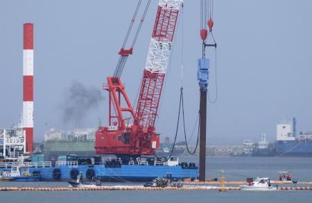 　沖縄県名護市辺野古沖の大浦湾で、くい打ち作業をするクレーン船＝２０日